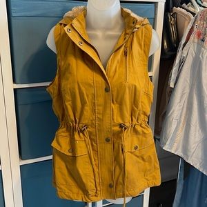 Love Tree Gold mustard teddy lined vest w removable hoodie ⭐️⭐️⭐️⭐️⭐️